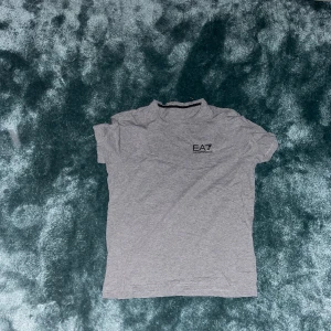 Ea7 t shirt. - En vanlig EA7 t shirt som är storlek L men passform M inga tecken på hål eller skador. 
