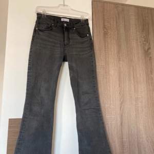 Grå flare jeans, inga skavanker, använd ett fåtal gånger  Midja 34cm Höfter 42cm Total längd 95cm Innerbenslängd 68cm