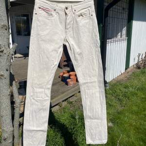 Vit/beiga jeans från märket NN07 I bra skick. Slim fit W30 L34 kan ordna fler bilder vid behov
