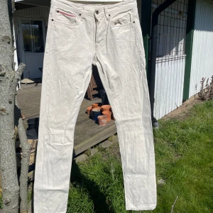 NN07 jeans - Vit/beiga jeans från märket NN07 I bra skick. Slim fit W30 L34 kan ordna fler bilder vid behov