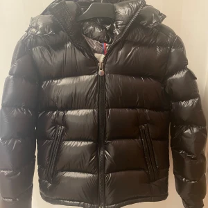 Moncler Maya - Säljer nu min Moncler Maya som är perfekt nu till våren! 🙌🏼Den är i Stl 1, sitter som en lite större S. Jackan är använd endast en vinter och i väldigt bra skick✅Kontakta mig för mer info🫡  PRIS KAN DISKUTERAS VID SNABB AFFÄR 💸❗️ TAR EMOT BYTESFÖRSLAG🤝🏼