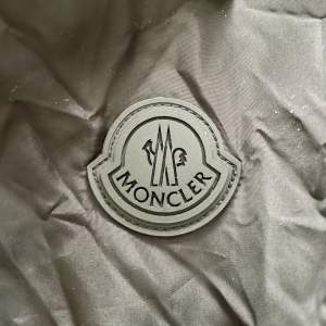 MONCLER Massereau Rain Jacket Ny skick! Aldrig använd! Skannar NFC Ny pris 11 000kr Passar som L/XL (Moncler 4) Pris kan diskuteras vid snabb affär  Kvitto finns