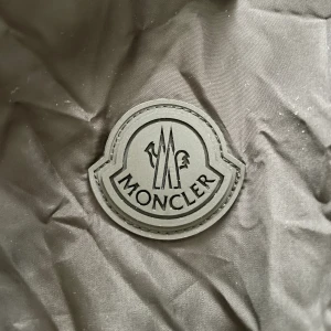 MONCLER Massereau Rain Jacket - MONCLER Massereau Rain Jacket Ny skick! Aldrig använd! Skannar NFC Ny pris 11 000kr Passar som L/XL (Moncler 4) Pris kan diskuteras vid snabb affär  Kvitto finns