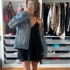 Svart Klänning - En jätte fin klänning från hm, köpt förra sommaren, skönt material och går att justera där bak. Perfekt för sommarkvällar💕passar på mig som vanligt vis har xs-m, vid snabb affär kan jag sänka pris💕💕