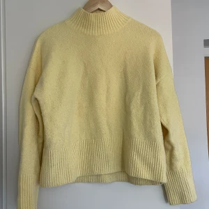 Stickad tröja - Ljusgul stickad tröja, rak passform. Storlek M men passar nog S också. Nypris 599:-