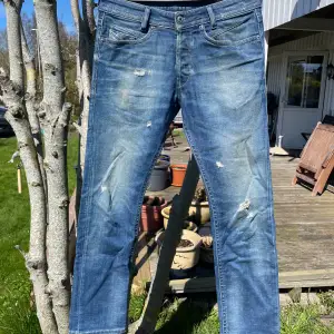 Diesel jeans Slim-tapered fit, Bra kondition slitaget är där från början! Storlek w28 l30