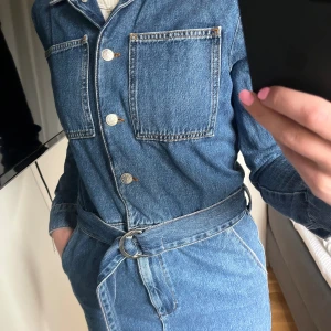 NA-KD Jumpsuit  - Säljer nu min overall/jumpsuit från nakd i jeans. Använd sparsamt och det ända som har slitits är bältet (se bild) men det är lätt fixat om man vill det💕