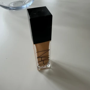 Nars natural radiant foundation  - Har bara använt den 1 gång så den är som ny, tyvärr råkade jag beställa fel färg! 30 ml, färg barcelona 