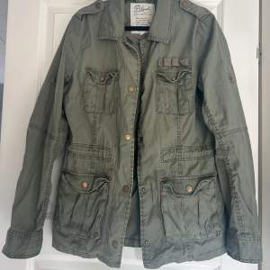 Säljer denna snygga militärgröna jackan, står storlek 40 men skulle säga att de är en 38/M