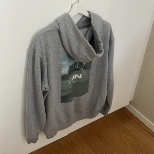 Grå hoodie  - Grå hoodie från MENNACE i Stl M.  Nästan aldrig använd och i super bra skick. 