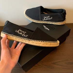 Saint Laurent espradilles - Äkta YSL espradilles köpta från farfetch för 6000 kr - säljs för 2599 kr. Skorna är i toppskick (9.75/10) och vid köp ingår originalbox och original brev från ysl. Normala i storlek. 