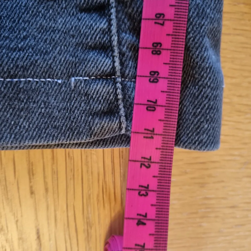 Grå bootcut jeans från Gina tricot strl 34 passar mig som har W25. Innerbensläng ca 71 cm och passar dig som är runt 155 cm. Jag är 154 cm. Normal midja.. Jeans & Byxor.