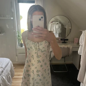 Sommarklänning  - Hej! Säljer denna superfina klänningen som är perfekt till sommaren. Storlek Xs skulle säga att den även passar en S.💗 