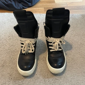 Rick owens geobasket - Storlek 41  Använda typ 5 gånger  Sulan: 27cm   Pris går att diskutera.  Låda följer med och extra skosnören. 
