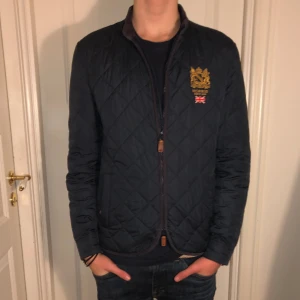 Morris jacka  - Tja säljer as snygg Morris jacka i storlek S. Dragkedja är lite trög annars inga defekter. Skickar via PostNord. Skriv om ni har någon fråga eller vill köpa.