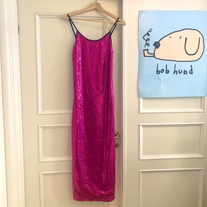 Glittrig klänning  - Rosa glitter klänning💞💗💞 Perfekt som balklänning, att ha på studentskiva eller i sommar☀️