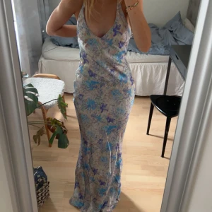 Bal klänning🌼🌸 - Så fin blaklänning! Använd endast 1 gång, jättebra skick!!🥰Hon på bilden är 172cm lång