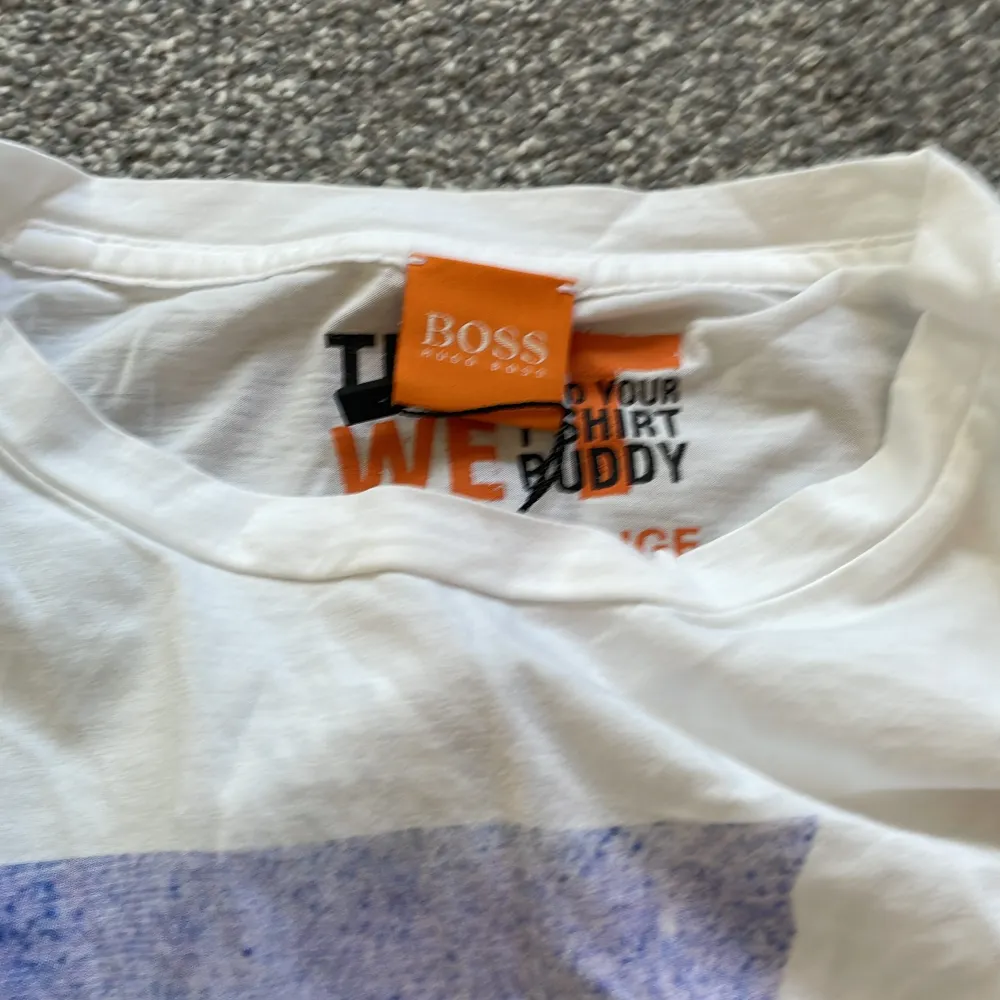 T-shirt från Hugo boss och den är i storlek S. T-shirts.