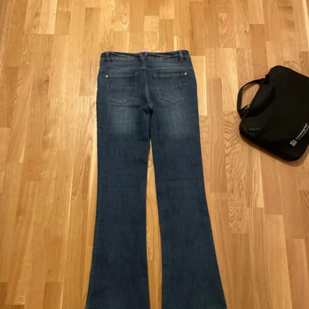 Lowwaist Bootcut jeans💕blåa i storlek s och säljer dom för att dom inte kommer till användning längre☺️. Jeans & Byxor.