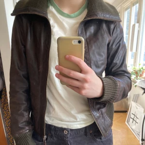 Vintage skinnjacka  - Skinnjacka jag köpte på blocket men som var för liten. Den är i använt skick, men inga hål och dragkedjan funkar ! Skriv på meddelanden om du vill ha bättre bilder/ har frågor. Jag (på bilden) är 170 och brukar ha S. 