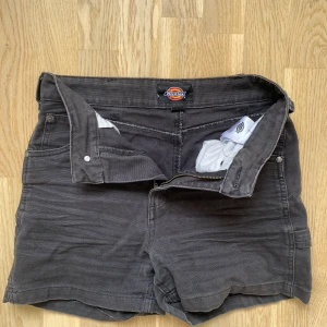 Svarta jeansshorts  - Svarta shorts i märket dickies💫 