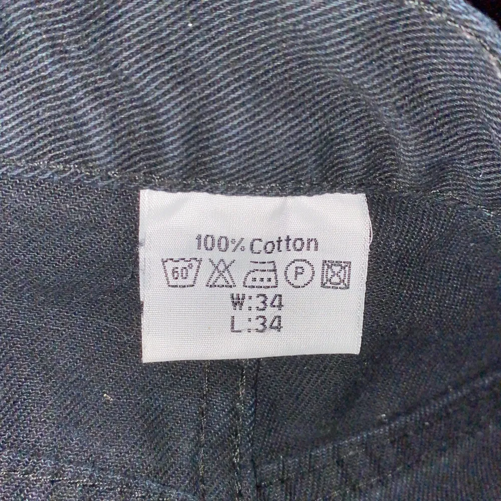 Ett par svarta raka lågmidjade jeans i längd 34 och justerad i midjan till 30. Väldigt fina på men säljer vidare för dem sitter lite för tajt kring låren. Jeans & Byxor.