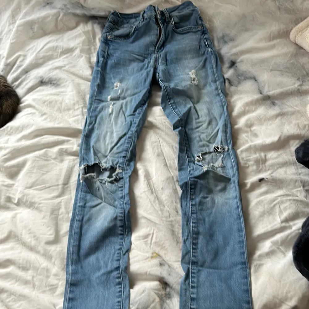 Blåa jeans säljer då de är för små! ❤️. Jeans & Byxor.