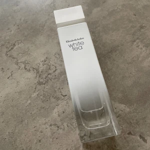 Elizabeth Arden parfym  - Jättegod och fräsch doft från Elizabeth Arden, White Tea. 100ml och endast använd ett fåtal gånger.  