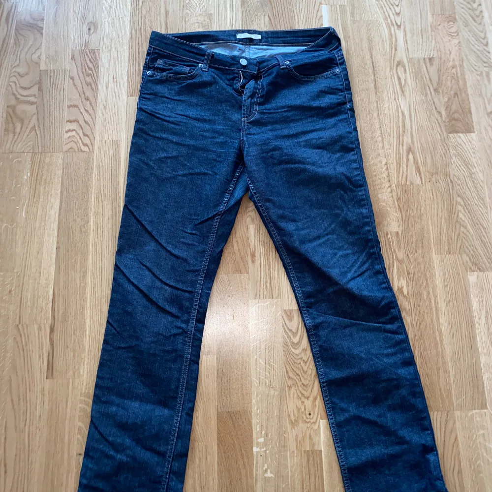 Mörkblåa jeans från Wera  Riktigt snygga straightleg jeans i strl 32. Jeans & Byxor.