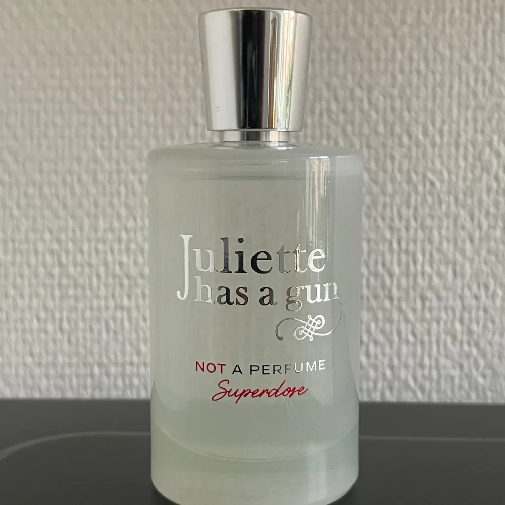 Juliette Has A Gun Eau De Parfum Not Superdose 100 ml Använt ca 3-5 gånger, Öppnades för va 1 månad sedan  Ordinarie pris 1499kr mitt pris 1250kr. Parfym.