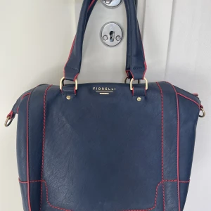 Fiorelli väska - Säljer min fina fiorelli väska som köptes på Vinted😊 den är i super fint skick och knappast använd!