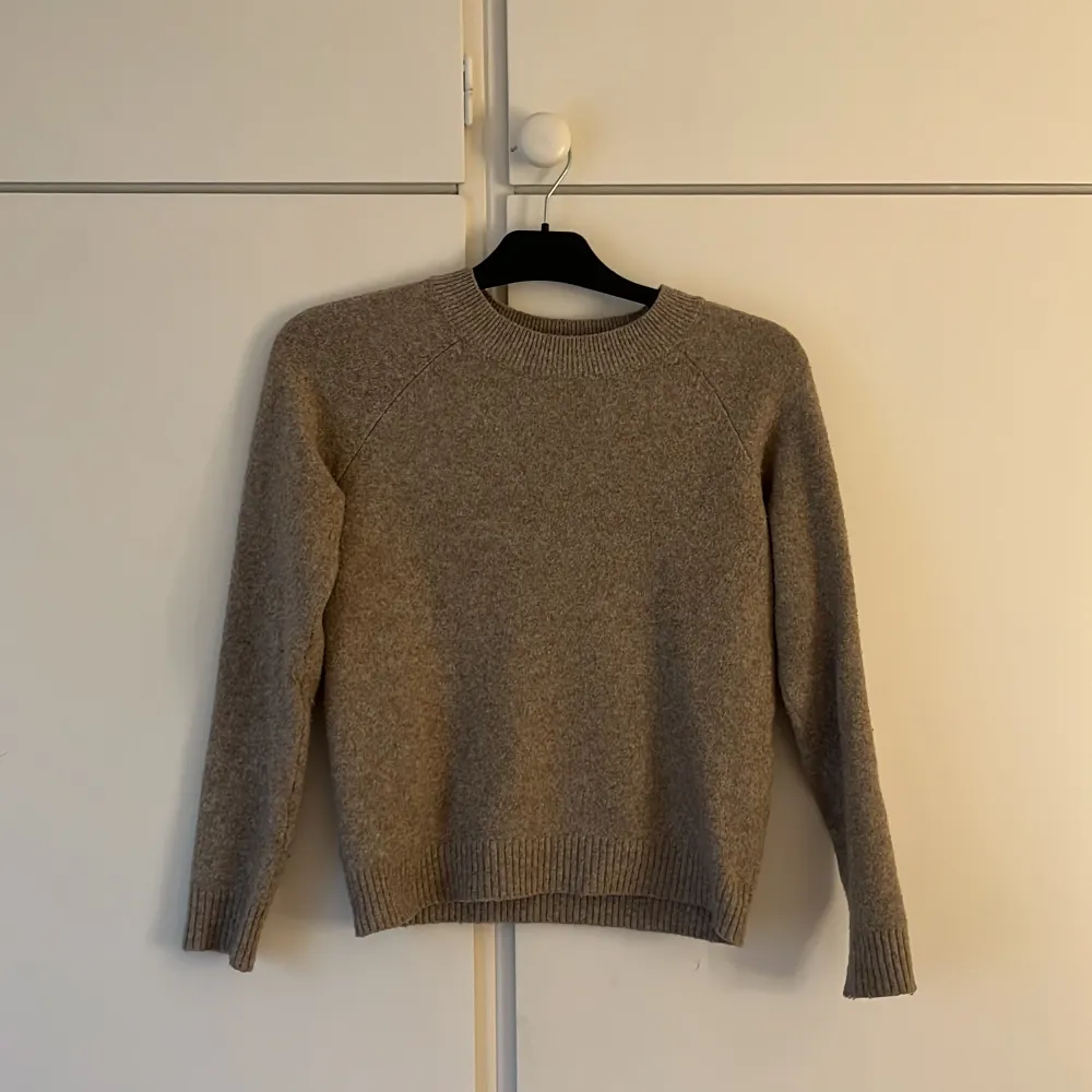 (Rensar garderoben)  Säljer denna vmdoffy tröjan från vero Moda då jag in princip aldrig använt den🤍. Den är i fint skick och har en fin nyans av brun. (Nypris 250 kr). Stickat.