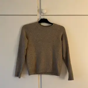(Rensar garderoben)  Säljer denna vmdoffy tröjan från vero Moda då jag in princip aldrig använt den🤍. Den är i fint skick och har en fin nyans av brun. (Nypris 250 kr)