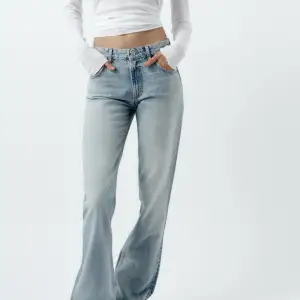 Säljer dessa oanvända Bootcut jeans från zara då de är för kort för mig. Dem är i nyskick och ett par perfekta jeans till vår och sommar🩵 Nypris 380!