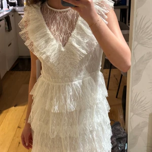 Studentklänning  - Säljer denna fina studentklänning från bubbleroom. Storlek S och helt oanvända med lappar på. Klänningen finns inte längre på deras hemsida pga av populäritet. Kan fraktas men även mötas upp i centrala Stockholm. 