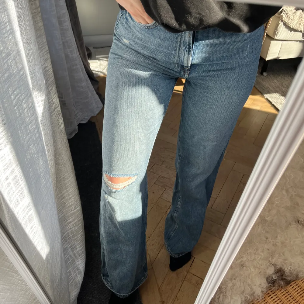 Säljer dessa fina ljusblå jeans då de aldrig kommit till användning. Långa ben, högmidjade med snygga slitningar. 💞 Helt nya med lappen kvar! Nypris 299 kr.. Jeans & Byxor.