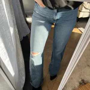 Säljer dessa fina ljusblå jeans då de aldrig kommit till användning. Långa ben, högmidjade med snygga slitningar. 💞 Helt nya med lappen kvar! Nypris 299 kr.