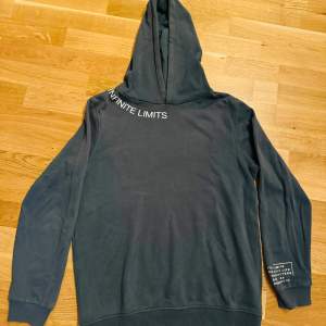 Mörkgrå hoodie finns två st av den samma storlek 160. Köpt för 350 kr per hoodie. Jättebra skick inte använd bara testat var för liten. Fler bilder kontakta mig. 