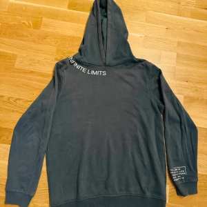 Mörkgrå hoodie - Mörkgrå hoodie finns två st av den samma storlek 160. Köpt för 350 kr per hoodie. Jättebra skick inte använd bara testat var för liten. Fler bilder kontakta mig. 