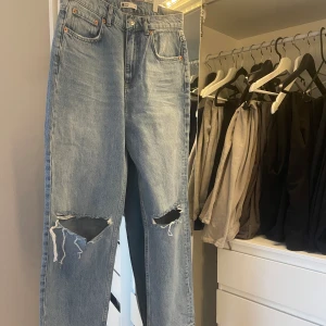 Blå jeans  - Blå jeans från Ginatricot❣️säljer då dom inte passar mig! Aldrig använda så i bra skick