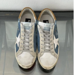 Golden goose🤩 - Säljer nu mina as feta och unika golden goose i näst intill nyskick, dem är köpte på vestire och finns Äktighetsbevis men även dustbag. Byter också🙌