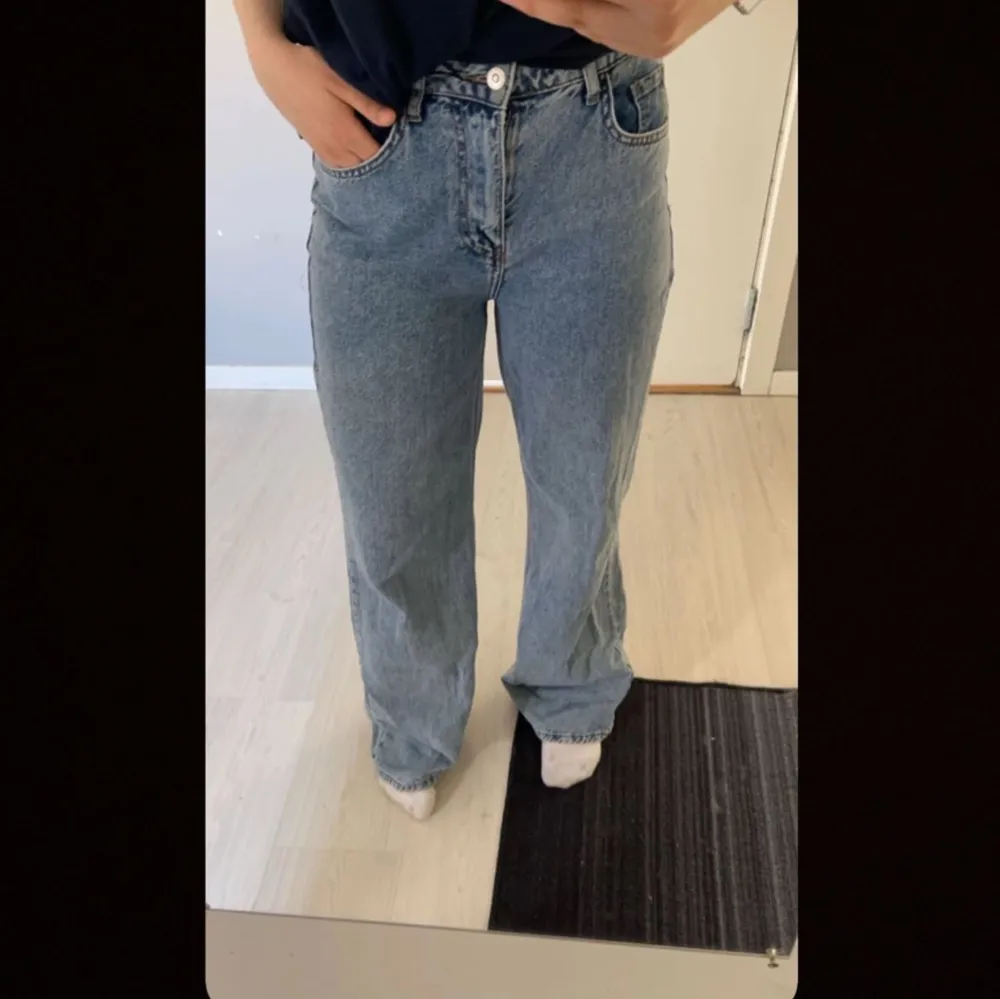 Blåa jeans, köpa från Zalando men har tagit bort lappen för var för skarp och tyvärr kommer jag inte ihåget vilket märke det var. Byxorna är i strl 36 men de passar som 38 också.. Jeans & Byxor.