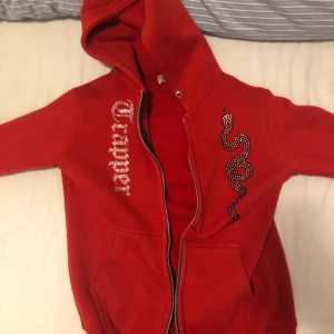 Rhine Stine hoodie - Hej säljer denna tröja då den inte används så mycket  Fint skick och skriv om du har frågor😃