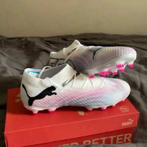 Fotbollskor - Fotbollsskor som är helt nya, INTE ENS TESTADE. Säljer på grund av jag inte tyckte om modellen. Storlek 44. 