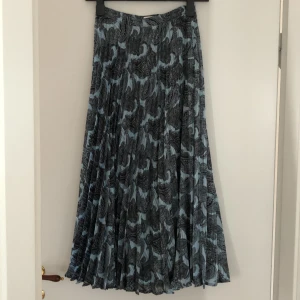 Långkjol - En långkjol köpt från sellpy men ursprungligen från mango med prislappen kvar💗