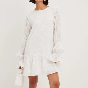 Vit Klänning - Vit klänning från NA-KD i ett helt nytt skick då den inte passade mig💗 Slutsåld på hemsidan. Snygg till både studenten, skolavslutning men även allmänt i sommar🥰