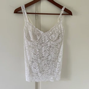 Vit spetstopp - Vit spetstopp köpt secondhand. Sååå fin. Bra skick!