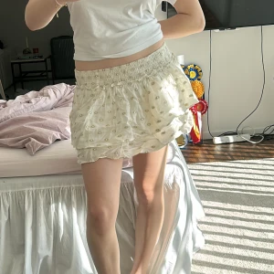 Minikjol zara - Jättefin minikjol från zara🥰 väldigt sparsamt använd. använd gärna köp nu!