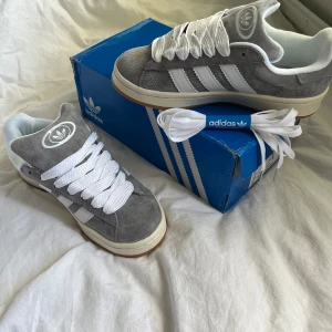 Adidas campus - Helt splitternya adidas campus skor som medföljer med box. Jag köpte för liten stl därför säljer jag tyvärr dom, supersköna och jättefina💕