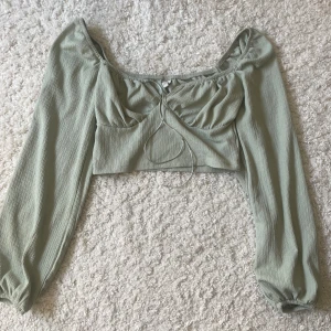 Crop top - Säljer min fina topp, banden knyts vid brösten. 